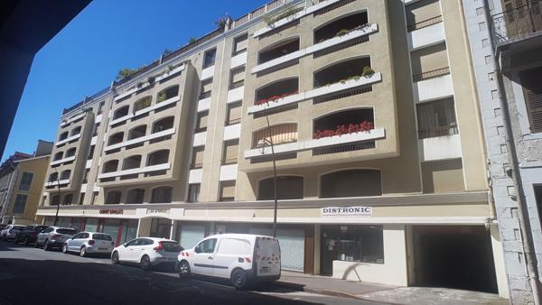 A vendre PAU CENTRE Appartement T4 de 100.53 m2 - résidence avec ascenseur, 2 balcons, suite parentale, cave et garage.