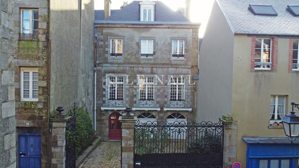 VUE MER : grand hôtel particulier XVIIIe à vendre à Granville (quartier Hauteville)