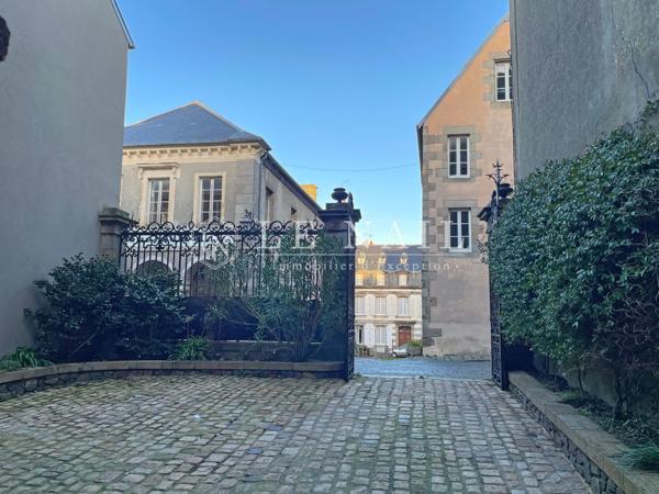 VUE MER : grand hôtel particulier XVIIIe à vendre à Granville (quartier Hauteville)
