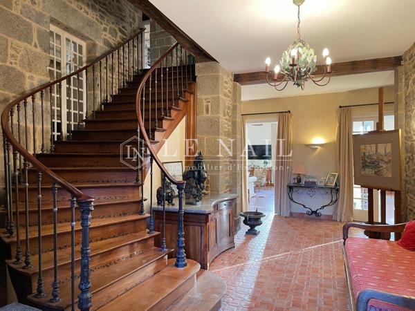 VUE MER : grand hôtel particulier XVIIIe à vendre à Granville (quartier Hauteville)