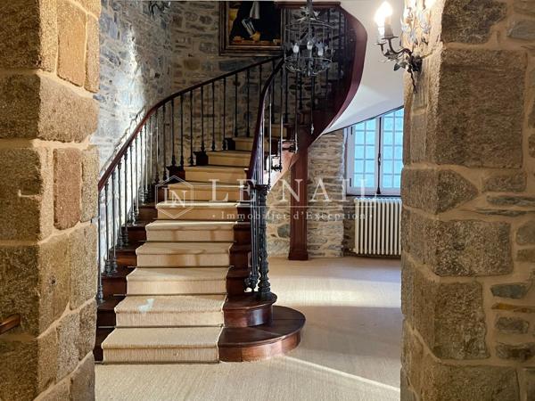 VUE MER : grand hôtel particulier XVIIIe à vendre à Granville (quartier Hauteville)