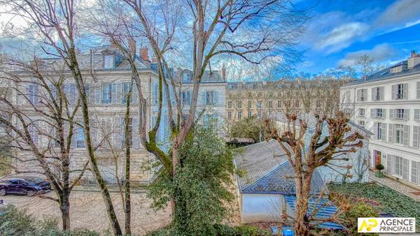 Versailles Notre-Dame Appartement 5 pièces 111 m² carrez situé au 2ème étage avec ascenseur, cave et box en option €1 095 000 ** - Référence 27224