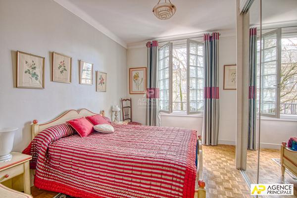 Versailles Notre-Dame Appartement 5 pièces 111 m² carrez situé au 2ème étage avec ascenseur, cave et box en option €1 095 000 ** - Référence 27224