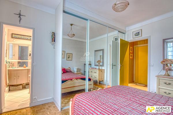 Versailles Notre-Dame Appartement 5 pièces 111 m² carrez situé au 2ème étage avec ascenseur, cave et box en option €1 095 000 ** - Référence 27224