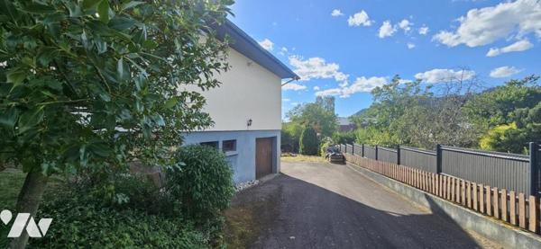 Etival Clairefontaine - Grand pavillon avec dépendances et terrain 