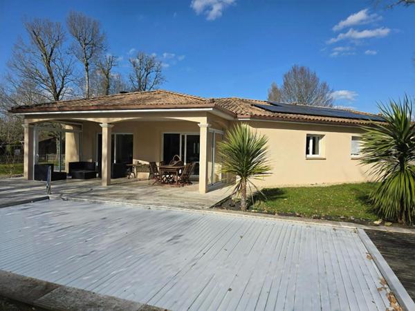 Maison individuelle de plain pied, type 5, sur un terrain clos de 2358 m² , piscine privative et garage