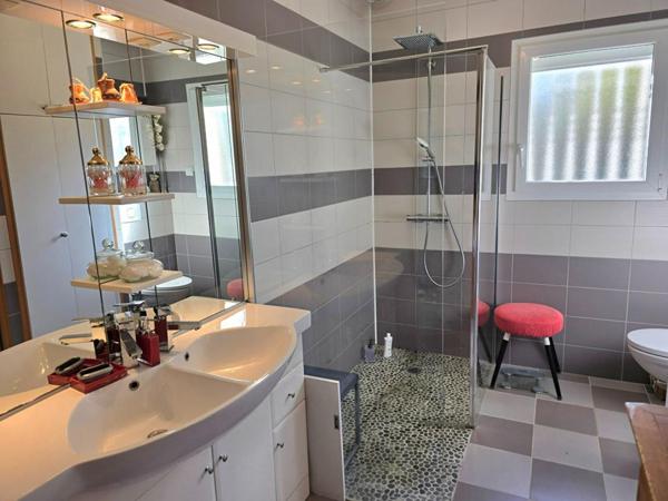 Maison individuelle de plain pied, type 5, sur un terrain clos de 2358 m² , piscine privative et garage