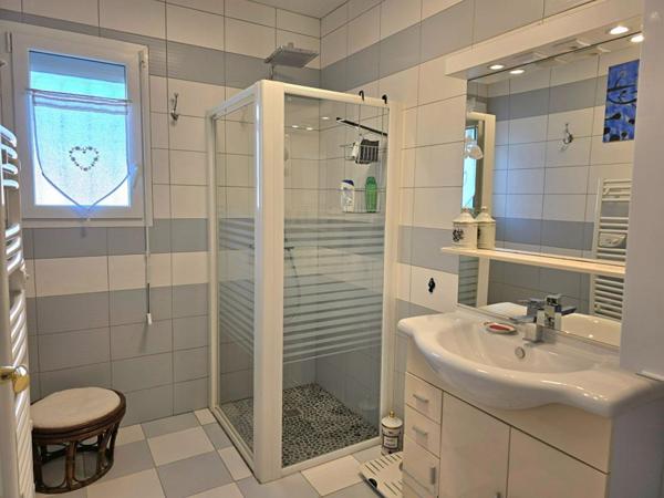 Maison individuelle de plain pied, type 5, sur un terrain clos de 2358 m² , piscine privative et garage