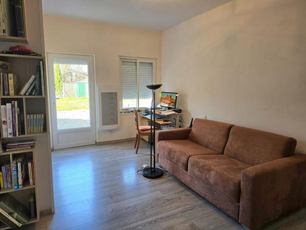 Maison individuelle de plain pied, type 5, sur un terrain clos de 2358 m² , piscine privative et garage