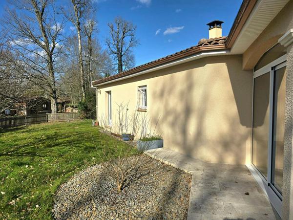 Maison individuelle de plain pied, type 5, sur un terrain clos de 2358 m² , piscine privative et garage