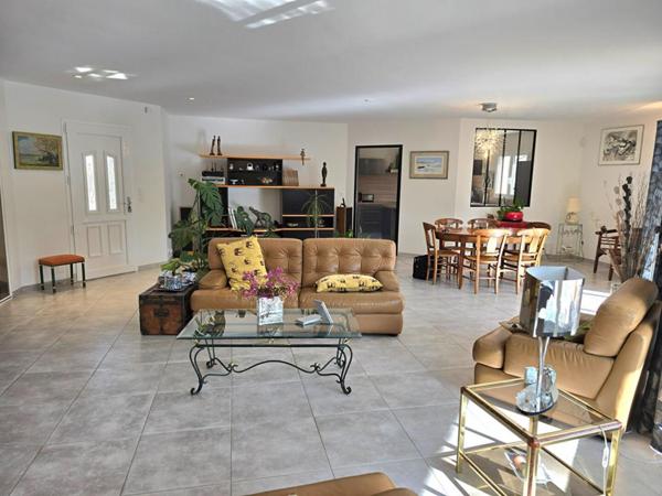 Maison individuelle de plain pied, type 5, sur un terrain clos de 2358 m² , piscine privative et garage