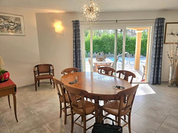 Maison individuelle de plain pied, type 5, sur un terrain clos de 2358 m² , piscine privative et garage