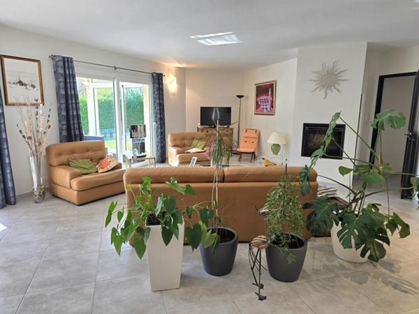 Maison individuelle de plain pied, type 5, sur un terrain clos de 2358 m² , piscine privative et garage