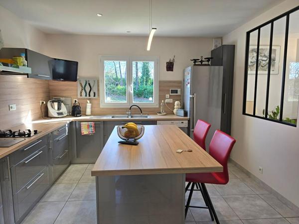 Maison individuelle de plain pied, type 5, sur un terrain clos de 2358 m² , piscine privative et garage