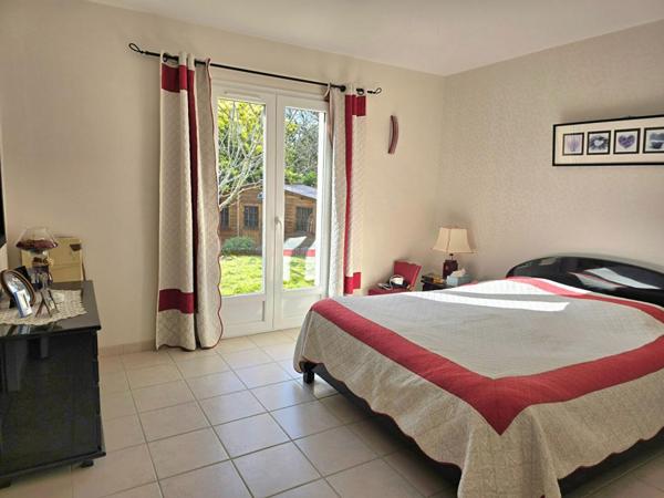 Maison individuelle de plain pied, type 5, sur un terrain clos de 2358 m² , piscine privative et garage