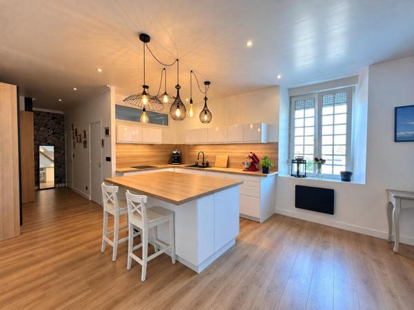 Duplex T5 Entièrement Rénové avec Parking Couvert