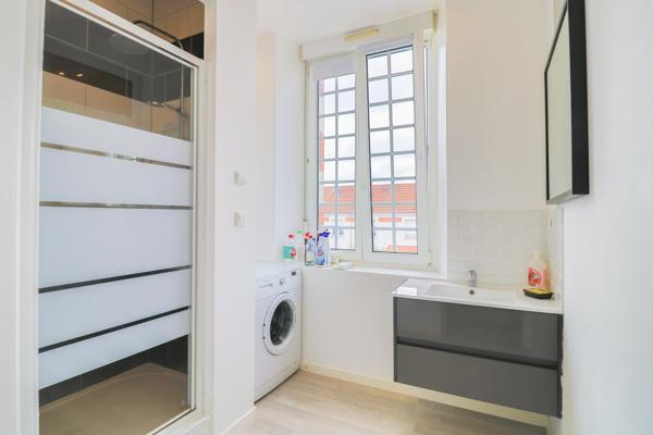 Duplex T5 Entièrement Rénové avec Parking Couvert