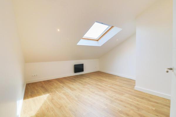 Duplex T5 Entièrement Rénové avec Parking Couvert