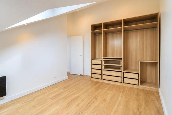 Duplex T5 Entièrement Rénové avec Parking Couvert