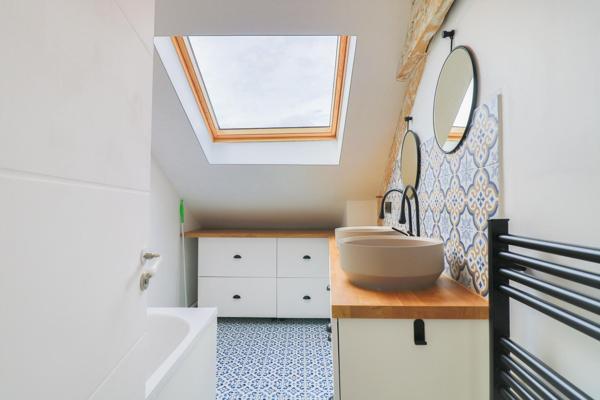 Duplex T5 Entièrement Rénové avec Parking Couvert