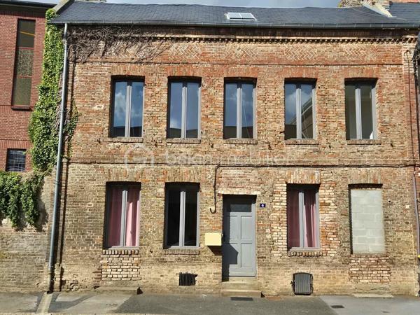Rosalie Vanborre - BSK Immobilier vous présente en Exclusivité cette maison située en plein centre-ville de Oisemont, à deux pas des commerces et des commodités. Cette maison semi-mitoyenne de 51m² au charme de l’ancien offre un excellent potentiel de valorisation, au prix de 45000€ FAI, la taxe foncière 452€ et un assainissement collectif et chauffage électrique. 

La maison se compose au rez-de-chaussée d’un séjour lumineux avec cuisine ouverte, et à l’étage d’une chambre, d’un bureau et d’une salle d’eau. Les combles sont aménageables, permettant de créer une surface habitable supplémentaire selon vos besoins.

Une cave vient compléter l’ensemble. Des travaux de rénovation sont à prévoir pour optimiser le potentiel du bien, idéal pour un premier achat à petit budget ou pour un investissement locatif rentable. Une opportunité rare à ce prix en plein cœur de ville. 
Contactez-moi pour organiser une visite et concrétiser votre projet!