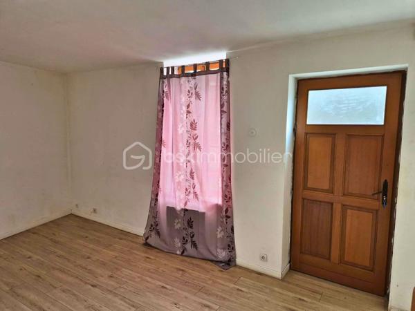 Rosalie Vanborre - BSK Immobilier vous présente en Exclusivité cette maison située en plein centre-ville de Oisemont, à deux pas des commerces et des commodités. Cette maison semi-mitoyenne de 51m² au charme de l’ancien offre un excellent potentiel de valorisation, au prix de 45000€ FAI, la taxe foncière 452€ et un assainissement collectif et chauffage électrique. 

La maison se compose au rez-de-chaussée d’un séjour lumineux avec cuisine ouverte, et à l’étage d’une chambre, d’un bureau et d’une salle d’eau. Les combles sont aménageables, permettant de créer une surface habitable supplémentaire selon vos besoins.

Une cave vient compléter l’ensemble. Des travaux de rénovation sont à prévoir pour optimiser le potentiel du bien, idéal pour un premier achat à petit budget ou pour un investissement locatif rentable. Une opportunité rare à ce prix en plein cœur de ville. 
Contactez-moi pour organiser une visite et concrétiser votre projet!