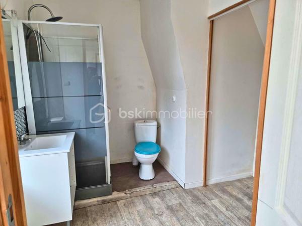 Rosalie Vanborre - BSK Immobilier vous présente en Exclusivité cette maison située en plein centre-ville de Oisemont, à deux pas des commerces et des commodités. Cette maison semi-mitoyenne de 51m² au charme de l’ancien offre un excellent potentiel de valorisation, au prix de 45000€ FAI, la taxe foncière 452€ et un assainissement collectif et chauffage électrique. 

La maison se compose au rez-de-chaussée d’un séjour lumineux avec cuisine ouverte, et à l’étage d’une chambre, d’un bureau et d’une salle d’eau. Les combles sont aménageables, permettant de créer une surface habitable supplémentaire selon vos besoins.

Une cave vient compléter l’ensemble. Des travaux de rénovation sont à prévoir pour optimiser le potentiel du bien, idéal pour un premier achat à petit budget ou pour un investissement locatif rentable. Une opportunité rare à ce prix en plein cœur de ville. 
Contactez-moi pour organiser une visite et concrétiser votre projet!