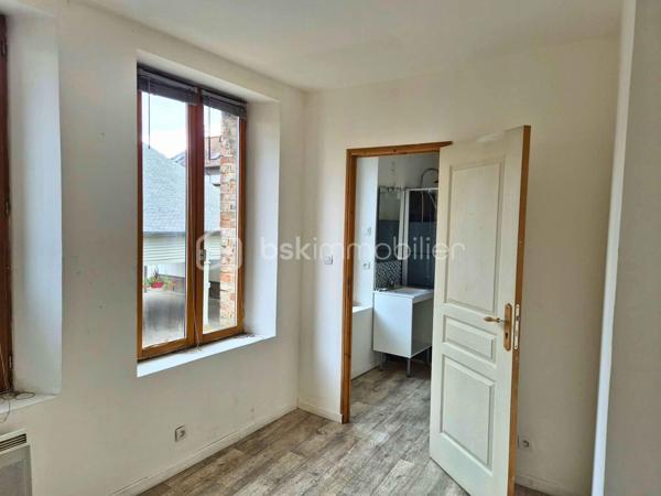 Rosalie Vanborre - BSK Immobilier vous présente en Exclusivité cette maison située en plein centre-ville de Oisemont, à deux pas des commerces et des commodités. Cette maison semi-mitoyenne de 51m² au charme de l’ancien offre un excellent potentiel de valorisation, au prix de 45000€ FAI, la taxe foncière 452€ et un assainissement collectif et chauffage électrique. 

La maison se compose au rez-de-chaussée d’un séjour lumineux avec cuisine ouverte, et à l’étage d’une chambre, d’un bureau et d’une salle d’eau. Les combles sont aménageables, permettant de créer une surface habitable supplémentaire selon vos besoins.

Une cave vient compléter l’ensemble. Des travaux de rénovation sont à prévoir pour optimiser le potentiel du bien, idéal pour un premier achat à petit budget ou pour un investissement locatif rentable. Une opportunité rare à ce prix en plein cœur de ville. 
Contactez-moi pour organiser une visite et concrétiser votre projet!