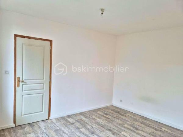 Rosalie Vanborre - BSK Immobilier vous présente en Exclusivité cette maison située en plein centre-ville de Oisemont, à deux pas des commerces et des commodités. Cette maison semi-mitoyenne de 51m² au charme de l’ancien offre un excellent potentiel de valorisation, au prix de 45000€ FAI, la taxe foncière 452€ et un assainissement collectif et chauffage électrique. 

La maison se compose au rez-de-chaussée d’un séjour lumineux avec cuisine ouverte, et à l’étage d’une chambre, d’un bureau et d’une salle d’eau. Les combles sont aménageables, permettant de créer une surface habitable supplémentaire selon vos besoins.

Une cave vient compléter l’ensemble. Des travaux de rénovation sont à prévoir pour optimiser le potentiel du bien, idéal pour un premier achat à petit budget ou pour un investissement locatif rentable. Une opportunité rare à ce prix en plein cœur de ville. 
Contactez-moi pour organiser une visite et concrétiser votre projet!