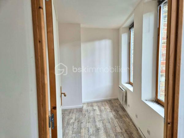 Rosalie Vanborre - BSK Immobilier vous présente en Exclusivité cette maison située en plein centre-ville de Oisemont, à deux pas des commerces et des commodités. Cette maison semi-mitoyenne de 51m² au charme de l’ancien offre un excellent potentiel de valorisation, au prix de 45000€ FAI, la taxe foncière 452€ et un assainissement collectif et chauffage électrique. 

La maison se compose au rez-de-chaussée d’un séjour lumineux avec cuisine ouverte, et à l’étage d’une chambre, d’un bureau et d’une salle d’eau. Les combles sont aménageables, permettant de créer une surface habitable supplémentaire selon vos besoins.

Une cave vient compléter l’ensemble. Des travaux de rénovation sont à prévoir pour optimiser le potentiel du bien, idéal pour un premier achat à petit budget ou pour un investissement locatif rentable. Une opportunité rare à ce prix en plein cœur de ville. 
Contactez-moi pour organiser une visite et concrétiser votre projet!