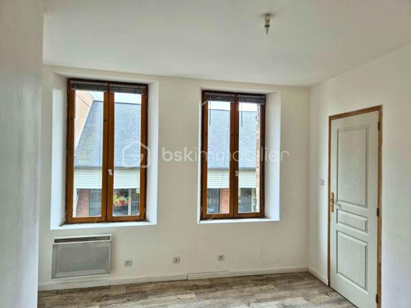 Rosalie Vanborre - BSK Immobilier vous présente en Exclusivité cette maison située en plein centre-ville de Oisemont, à deux pas des commerces et des commodités. Cette maison semi-mitoyenne de 51m² au charme de l’ancien offre un excellent potentiel de valorisation, au prix de 45000€ FAI, la taxe foncière 452€ et un assainissement collectif et chauffage électrique. 

La maison se compose au rez-de-chaussée d’un séjour lumineux avec cuisine ouverte, et à l’étage d’une chambre, d’un bureau et d’une salle d’eau. Les combles sont aménageables, permettant de créer une surface habitable supplémentaire selon vos besoins.

Une cave vient compléter l’ensemble. Des travaux de rénovation sont à prévoir pour optimiser le potentiel du bien, idéal pour un premier achat à petit budget ou pour un investissement locatif rentable. Une opportunité rare à ce prix en plein cœur de ville. 
Contactez-moi pour organiser une visite et concrétiser votre projet!