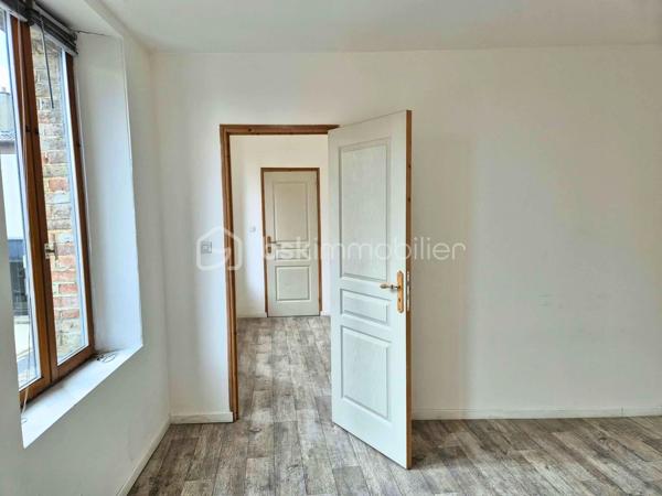Rosalie Vanborre - BSK Immobilier vous présente en Exclusivité cette maison située en plein centre-ville de Oisemont, à deux pas des commerces et des commodités. Cette maison semi-mitoyenne de 51m² au charme de l’ancien offre un excellent potentiel de valorisation, au prix de 45000€ FAI, la taxe foncière 452€ et un assainissement collectif et chauffage électrique. 

La maison se compose au rez-de-chaussée d’un séjour lumineux avec cuisine ouverte, et à l’étage d’une chambre, d’un bureau et d’une salle d’eau. Les combles sont aménageables, permettant de créer une surface habitable supplémentaire selon vos besoins.

Une cave vient compléter l’ensemble. Des travaux de rénovation sont à prévoir pour optimiser le potentiel du bien, idéal pour un premier achat à petit budget ou pour un investissement locatif rentable. Une opportunité rare à ce prix en plein cœur de ville. 
Contactez-moi pour organiser une visite et concrétiser votre projet!