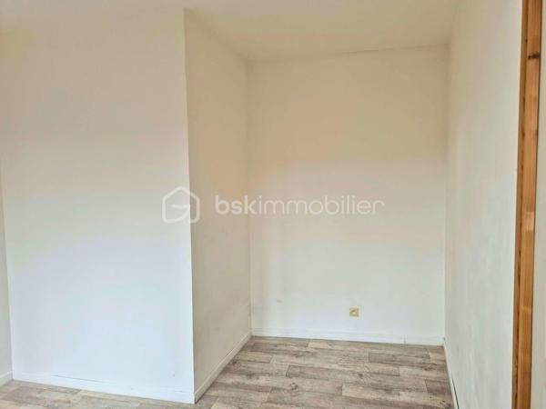 Rosalie Vanborre - BSK Immobilier vous présente en Exclusivité cette maison située en plein centre-ville de Oisemont, à deux pas des commerces et des commodités. Cette maison semi-mitoyenne de 51m² au charme de l’ancien offre un excellent potentiel de valorisation, au prix de 45000€ FAI, la taxe foncière 452€ et un assainissement collectif et chauffage électrique. 

La maison se compose au rez-de-chaussée d’un séjour lumineux avec cuisine ouverte, et à l’étage d’une chambre, d’un bureau et d’une salle d’eau. Les combles sont aménageables, permettant de créer une surface habitable supplémentaire selon vos besoins.

Une cave vient compléter l’ensemble. Des travaux de rénovation sont à prévoir pour optimiser le potentiel du bien, idéal pour un premier achat à petit budget ou pour un investissement locatif rentable. Une opportunité rare à ce prix en plein cœur de ville. 
Contactez-moi pour organiser une visite et concrétiser votre projet!