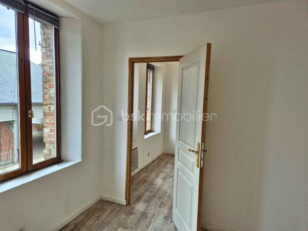 Rosalie Vanborre - BSK Immobilier vous présente en Exclusivité cette maison située en plein centre-ville de Oisemont, à deux pas des commerces et des commodités. Cette maison semi-mitoyenne de 51m² au charme de l’ancien offre un excellent potentiel de valorisation, au prix de 45000€ FAI, la taxe foncière 452€ et un assainissement collectif et chauffage électrique. 

La maison se compose au rez-de-chaussée d’un séjour lumineux avec cuisine ouverte, et à l’étage d’une chambre, d’un bureau et d’une salle d’eau. Les combles sont aménageables, permettant de créer une surface habitable supplémentaire selon vos besoins.

Une cave vient compléter l’ensemble. Des travaux de rénovation sont à prévoir pour optimiser le potentiel du bien, idéal pour un premier achat à petit budget ou pour un investissement locatif rentable. Une opportunité rare à ce prix en plein cœur de ville. 
Contactez-moi pour organiser une visite et concrétiser votre projet!