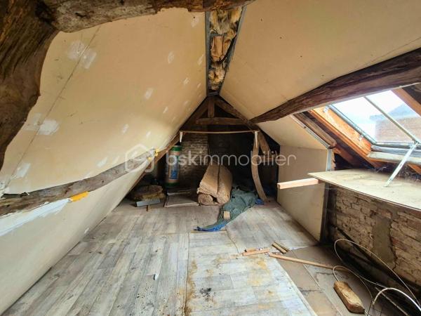 Rosalie Vanborre - BSK Immobilier vous présente en Exclusivité cette maison située en plein centre-ville de Oisemont, à deux pas des commerces et des commodités. Cette maison semi-mitoyenne de 51m² au charme de l’ancien offre un excellent potentiel de valorisation, au prix de 45000€ FAI, la taxe foncière 452€ et un assainissement collectif et chauffage électrique. 

La maison se compose au rez-de-chaussée d’un séjour lumineux avec cuisine ouverte, et à l’étage d’une chambre, d’un bureau et d’une salle d’eau. Les combles sont aménageables, permettant de créer une surface habitable supplémentaire selon vos besoins.

Une cave vient compléter l’ensemble. Des travaux de rénovation sont à prévoir pour optimiser le potentiel du bien, idéal pour un premier achat à petit budget ou pour un investissement locatif rentable. Une opportunité rare à ce prix en plein cœur de ville. 
Contactez-moi pour organiser une visite et concrétiser votre projet!