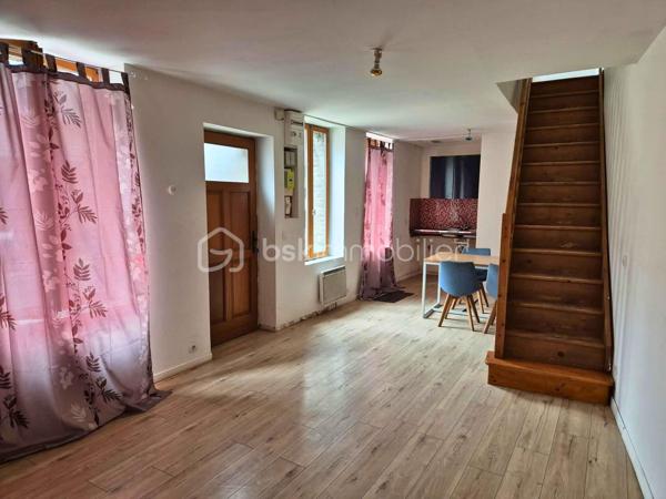 Rosalie Vanborre - BSK Immobilier vous présente en Exclusivité cette maison située en plein centre-ville de Oisemont, à deux pas des commerces et des commodités. Cette maison semi-mitoyenne de 51m² au charme de l’ancien offre un excellent potentiel de valorisation, au prix de 45000€ FAI, la taxe foncière 452€ et un assainissement collectif et chauffage électrique. 

La maison se compose au rez-de-chaussée d’un séjour lumineux avec cuisine ouverte, et à l’étage d’une chambre, d’un bureau et d’une salle d’eau. Les combles sont aménageables, permettant de créer une surface habitable supplémentaire selon vos besoins.

Une cave vient compléter l’ensemble. Des travaux de rénovation sont à prévoir pour optimiser le potentiel du bien, idéal pour un premier achat à petit budget ou pour un investissement locatif rentable. Une opportunité rare à ce prix en plein cœur de ville. 
Contactez-moi pour organiser une visite et concrétiser votre projet!