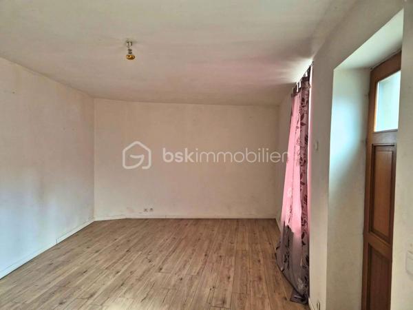 Rosalie Vanborre - BSK Immobilier vous présente en Exclusivité cette maison située en plein centre-ville de Oisemont, à deux pas des commerces et des commodités. Cette maison semi-mitoyenne de 51m² au charme de l’ancien offre un excellent potentiel de valorisation, au prix de 45000€ FAI, la taxe foncière 452€ et un assainissement collectif et chauffage électrique. 

La maison se compose au rez-de-chaussée d’un séjour lumineux avec cuisine ouverte, et à l’étage d’une chambre, d’un bureau et d’une salle d’eau. Les combles sont aménageables, permettant de créer une surface habitable supplémentaire selon vos besoins.

Une cave vient compléter l’ensemble. Des travaux de rénovation sont à prévoir pour optimiser le potentiel du bien, idéal pour un premier achat à petit budget ou pour un investissement locatif rentable. Une opportunité rare à ce prix en plein cœur de ville. 
Contactez-moi pour organiser une visite et concrétiser votre projet!