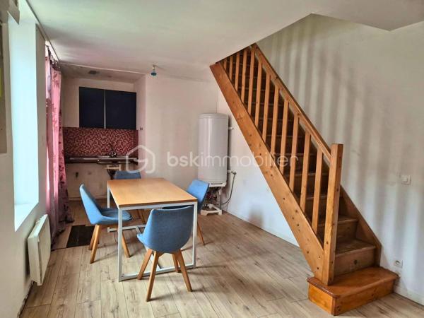 Rosalie Vanborre - BSK Immobilier vous présente en Exclusivité cette maison située en plein centre-ville de Oisemont, à deux pas des commerces et des commodités. Cette maison semi-mitoyenne de 51m² au charme de l’ancien offre un excellent potentiel de valorisation, au prix de 45000€ FAI, la taxe foncière 452€ et un assainissement collectif et chauffage électrique. 

La maison se compose au rez-de-chaussée d’un séjour lumineux avec cuisine ouverte, et à l’étage d’une chambre, d’un bureau et d’une salle d’eau. Les combles sont aménageables, permettant de créer une surface habitable supplémentaire selon vos besoins.

Une cave vient compléter l’ensemble. Des travaux de rénovation sont à prévoir pour optimiser le potentiel du bien, idéal pour un premier achat à petit budget ou pour un investissement locatif rentable. Une opportunité rare à ce prix en plein cœur de ville. 
Contactez-moi pour organiser une visite et concrétiser votre projet!