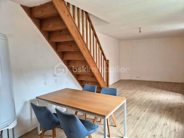 Rosalie Vanborre - BSK Immobilier vous présente en Exclusivité cette maison située en plein centre-ville de Oisemont, à deux pas des commerces et des commodités. Cette maison semi-mitoyenne de 51m² au charme de l’ancien offre un excellent potentiel de valorisation, au prix de 45000€ FAI, la taxe foncière 452€ et un assainissement collectif et chauffage électrique. 

La maison se compose au rez-de-chaussée d’un séjour lumineux avec cuisine ouverte, et à l’étage d’une chambre, d’un bureau et d’une salle d’eau. Les combles sont aménageables, permettant de créer une surface habitable supplémentaire selon vos besoins.

Une cave vient compléter l’ensemble. Des travaux de rénovation sont à prévoir pour optimiser le potentiel du bien, idéal pour un premier achat à petit budget ou pour un investissement locatif rentable. Une opportunité rare à ce prix en plein cœur de ville. 
Contactez-moi pour organiser une visite et concrétiser votre projet!
