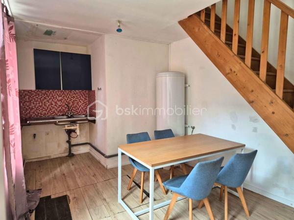 Rosalie Vanborre - BSK Immobilier vous présente en Exclusivité cette maison située en plein centre-ville de Oisemont, à deux pas des commerces et des commodités. Cette maison semi-mitoyenne de 51m² au charme de l’ancien offre un excellent potentiel de valorisation, au prix de 45000€ FAI, la taxe foncière 452€ et un assainissement collectif et chauffage électrique. 

La maison se compose au rez-de-chaussée d’un séjour lumineux avec cuisine ouverte, et à l’étage d’une chambre, d’un bureau et d’une salle d’eau. Les combles sont aménageables, permettant de créer une surface habitable supplémentaire selon vos besoins.

Une cave vient compléter l’ensemble. Des travaux de rénovation sont à prévoir pour optimiser le potentiel du bien, idéal pour un premier achat à petit budget ou pour un investissement locatif rentable. Une opportunité rare à ce prix en plein cœur de ville. 
Contactez-moi pour organiser une visite et concrétiser votre projet!