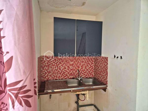 Rosalie Vanborre - BSK Immobilier vous présente en Exclusivité cette maison située en plein centre-ville de Oisemont, à deux pas des commerces et des commodités. Cette maison semi-mitoyenne de 51m² au charme de l’ancien offre un excellent potentiel de valorisation, au prix de 45000€ FAI, la taxe foncière 452€ et un assainissement collectif et chauffage électrique. 

La maison se compose au rez-de-chaussée d’un séjour lumineux avec cuisine ouverte, et à l’étage d’une chambre, d’un bureau et d’une salle d’eau. Les combles sont aménageables, permettant de créer une surface habitable supplémentaire selon vos besoins.

Une cave vient compléter l’ensemble. Des travaux de rénovation sont à prévoir pour optimiser le potentiel du bien, idéal pour un premier achat à petit budget ou pour un investissement locatif rentable. Une opportunité rare à ce prix en plein cœur de ville. 
Contactez-moi pour organiser une visite et concrétiser votre projet!