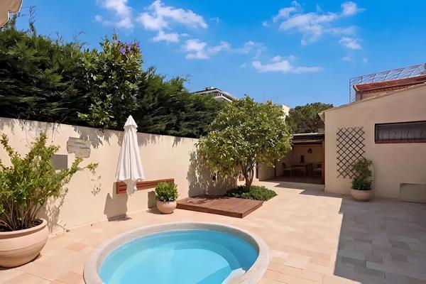 Maison typique de Juan-les-Pins : le calme absolu au coeur de la ville