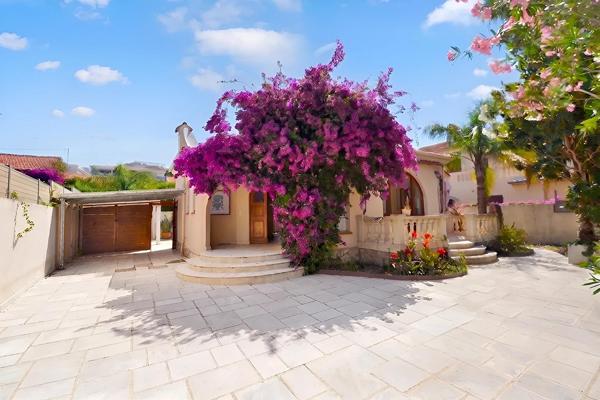 Maison typique de Juan-les-Pins : le calme absolu au coeur de la ville