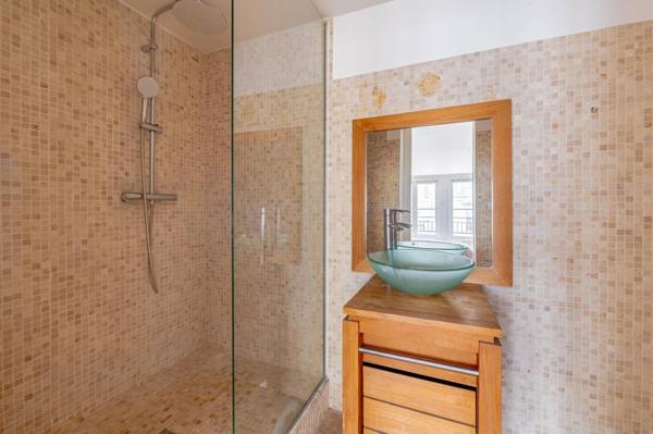 Bijoux vue sur les toits du 6e. 4 pièces, Balcon, 2 SDE, 2 WC