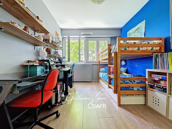 T5 lumineux en bon état dans centre bourg