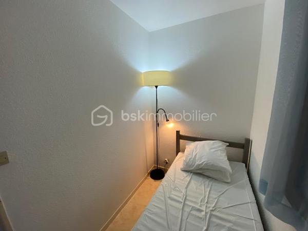 Exclusivité – Frédéric BSK Immobilier

À Houlgate, au cœur d’une station balnéaire prisée de la Côte Fleurie, découvrez ce charmant appartement de 34,92 m² avec jardin privatif, idéal pour profiter de la mer en toute tranquillité.
Situé à environ 15 minutes à pied du centre-bourg et de la plage et à proximité des commodités, ce bien bénéficie d’un agréable jardin clos exposé sud-ouest, parfait pour profiter du soleil, avec vue dégagée et aperçu mer.
L’appartement se compose de :
• une entrée,
• une pièce à vivre ouverte sur une kitchenette aménagée et équipée,
• une chambre avec placard,
• une chambre cabine, idéale pour recevoir famille ou amis,
• une salle d’eau avec WC.

La résidence offre également des équipements appréciés pour les vacances ou la détente :
🏊 piscine
🎾 terrain de tennis

Côté pratique :
✔ parking privatif
✔ chauffage électrique
✔ fenêtres bois double vitrage
✔ zéro marche

💡 Un bien idéal pour un pied-à-terre en bord de mer, un investissement locatif saisonnier ou un premier achat.
À découvrir sans tarder !