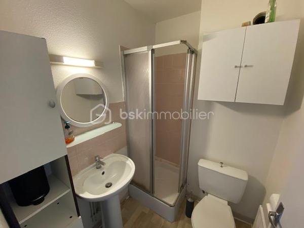 Exclusivité – Frédéric BSK Immobilier

À Houlgate, au cœur d’une station balnéaire prisée de la Côte Fleurie, découvrez ce charmant appartement de 34,92 m² avec jardin privatif, idéal pour profiter de la mer en toute tranquillité.
Situé à environ 15 minutes à pied du centre-bourg et de la plage et à proximité des commodités, ce bien bénéficie d’un agréable jardin clos exposé sud-ouest, parfait pour profiter du soleil, avec vue dégagée et aperçu mer.
L’appartement se compose de :
• une entrée,
• une pièce à vivre ouverte sur une kitchenette aménagée et équipée,
• une chambre avec placard,
• une chambre cabine, idéale pour recevoir famille ou amis,
• une salle d’eau avec WC.

La résidence offre également des équipements appréciés pour les vacances ou la détente :
🏊 piscine
🎾 terrain de tennis

Côté pratique :
✔ parking privatif
✔ chauffage électrique
✔ fenêtres bois double vitrage
✔ zéro marche

💡 Un bien idéal pour un pied-à-terre en bord de mer, un investissement locatif saisonnier ou un premier achat.
À découvrir sans tarder !