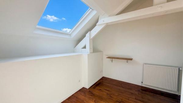 A VENDRE à PAU - Appartement T3 duplex en dernier étage avec terrasse de 10 m² et parking privatif, au calme