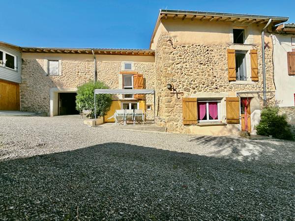 A VENDRE : MAISON FAMILIALE DE CARACTÈRE AVEC DÉPENDANCE ET BEAUX VOLUMES