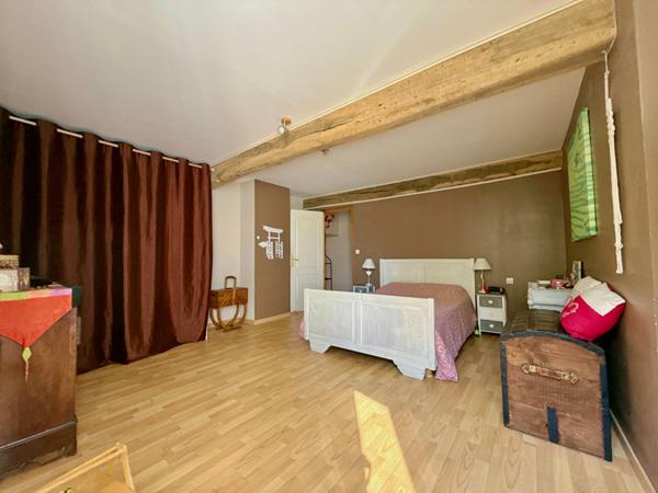 A VENDRE : MAISON FAMILIALE DE CARACTÈRE AVEC DÉPENDANCE ET BEAUX VOLUMES